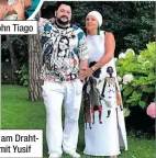  ??  ?? Anna & Sohn Tiago Netrebko am Drahtesel und mit Yusif