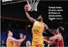  ?? CIAMILLO ?? Tyrique Jones, 24 anni, centro di Pesaro, in azione contro Trieste