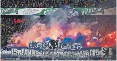  ?? FOTO: IMAGO ?? Wenn der Fanblock brennt: Die Hertha-Ultras zündeln.