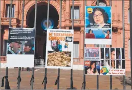  ??  ?? La manifestac­ión fue en la Plaza de Mayo. La mayoría de las consignas fueron en rechazo al manejo irregular de las vacunas que quedó en evidencia la última semana.