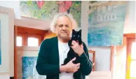  ?? ?? Με τη γάτα του στο Κυπαρίσσι Λακωνίας, όπου ζει μόνιμα.