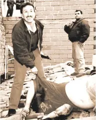  ?? CORTESÍA SEMANA Y EDICIONES B ?? El ex gobernador de Santander Hugo Aguilar Naranjo posando junto al cadáver de Pablo Escobar Gaviria.