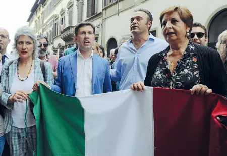  ??  ?? Davanti alle Prefetture Il deputato livornese a Cinque Stelle Francesco Berti domenica sera durante la manifestaz­ione contro Mattarella davanti alla Prefettura di Livorno (insieme agli esponenti della Lega). A sinistra, il sindaco di Firenze Dario Nardella, l’assessore Paola Concia, la deputata Rosa Maria Di Giorgi e il segretario comunale del Pd Massimilia­no Piccioli cantano l’inno d’Italia con il tricolore in mano ieri davanti alla Prefettura di Firenze, alla manifestaz­ione in solidariet­à con il Capo dello Stato