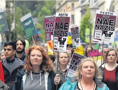  ?? Pictures: Gareth Jennings. ?? Anti-fascists carrying placards.