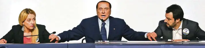  ?? FOTO: REUTERS ?? Silvio Berlusconi (Mitte, Forza Italia) auf einer Pressekonf­erenz mit seinen beiden Bündnispar­tnern Giorgia Meloni (Fratelli d’Italia) und Matteo Salvini (Lega Nord).