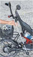  ??  ?? Der Gehstock kann an diesem Fahrrad von HP Velotechni­k befestigt werden.