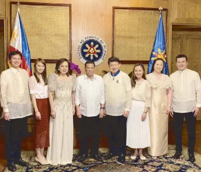  ??  ?? (From left) Christophe­r Brian Lim, Pauline Mae Henrie Lim, Rita Lim, President Duterte, Order of the Lakandula Grand Officer (Maringal na Pinuno) awardee SL Agritech Corp. (SLAC) chairman and CEO Henry Lim Bon Liong, Hazel Laverne Lim Lee Hok, Michelle Laverne Lim-Gankee and Osmond Gankee during the conferment ceremony held at Malacañan Palace