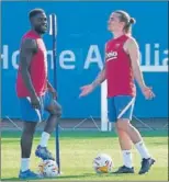  ??  ?? Umtiti y Griezmann.