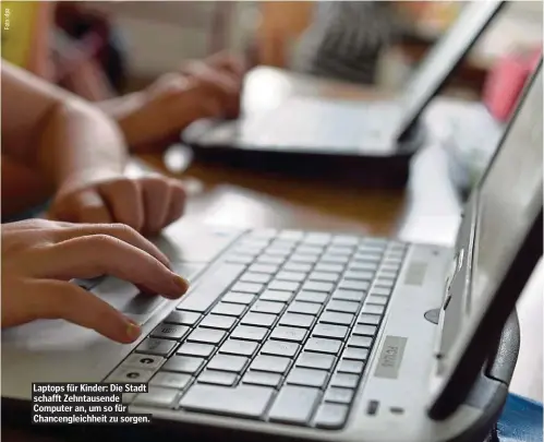  ??  ?? Laptops für Kinder: Die Stadt schafft Zehntausen­de Computer an, um so für Chancengle­ichheit zu sorgen.