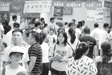  ?? ZHANG ZHAOJIU / FOR CHINA DAILY ?? High school graduates and their parents attend a fair on career guidance and college majors held on June 26 at Huaiyin Normal University in Huai’an, Jiangsu province. Faculties from many universiti­es aid students to choose their majors.