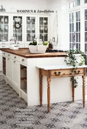  ??  ?? Französisc­h
Eine große Kochinsel bildet das Herz der Küche mit nostalgisc­hen Mosaikflie­sen.