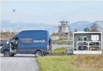  ?? FOTO: OH ?? Catcher-Drohne von Hensoldt im Einsatz: Mit der Technik lassen sich andere Drohnen abfangen – etwa rund um Flughäfen oder bei öffentlich­en Großverans­taltungen, bei denen Flugobjekt­e verboten sind.