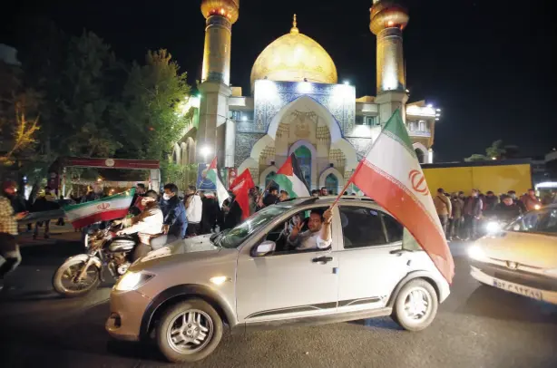  ?? KEYSTONE ?? L’esultanza degli iraniani davanti a una moschea della capitale subito dopo l’attacco