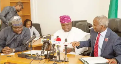  ?? Photo: FMPW&H ?? From right: Minister of Power, Works & Housing, Mr Babatunde Fashola; Governor of Lagos State, Mr Akinwunmi Ambode; and Minister of State Mustapha Baba Shehuri, during the formal hand over of the Presidenti­al Lodge, Marina, Lagos, to the Government of...