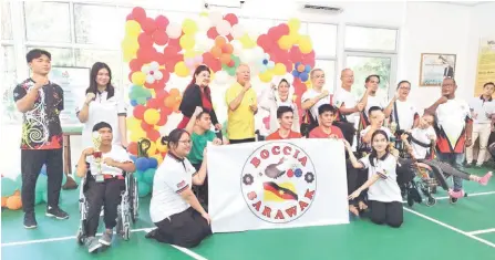  ?? ?? Miri boccia players pose with (standing from third left) Ho, Ting and Fatimah with Wishesland committee members.