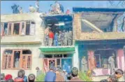  ?? PTI ?? People inspect a damaged house where four militants and a soldier were killed during an encounter at Shopian on Tuesday.