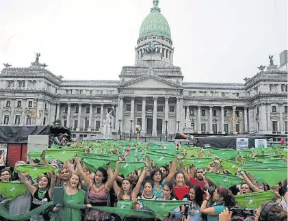  ?? ROLANDO ANDRADE ?? Pañuelos verdes. Unas 5 mil personas se reunieron ayer frente al Congreso Nacional.