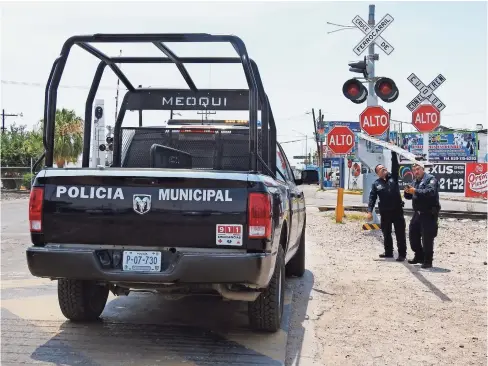  ??  ?? POLICÍAS REVISARON el estado del equipo