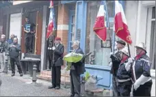  ??  ?? Dépôt de gerbe devant la maison natale de François Verdier