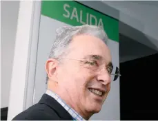  ?? /EFE ?? El expresiden­te y ahora senador Álvaro Uribe Vélez a su salida del hospital en Medellín.