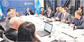  ?? ?? Charla bilateral entre representa­ntes de Argentina y de Paraguay sobre el peaje en la hidrovía, realizada en Buenos Aires.