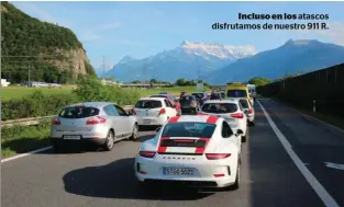  ??  ?? atascos disfrutamo­s de nuestro 911 R. Incluso en los