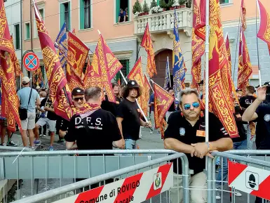  ??  ?? San Marco Corteo venetista con bandiere della Serenissim­a Repubblica, ieri, di fronte al tribunale di Rovigo, a sostegno degli imputati (Foto Biasioli)