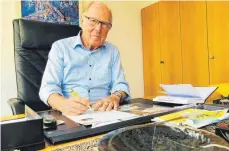  ?? FOTO: THORSTEN VAAS ?? Mit 80 noch immer täglich im Büro: Siegfried Lingel, der Aalener Honorargen­eralkonsul der Republik Mosambik, feiert an diesem Donnerstag Geburtstag.