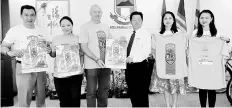  ??  ?? Mary Elizabeth (second from right) of PEMADAM Bandaraya Kota Kinabalu and Yeo (third right) with Rick (third from left) and the 7K Run organising committee.