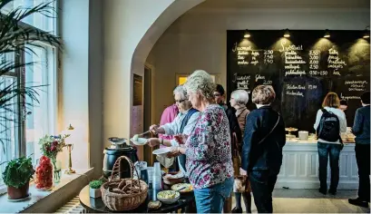  ?? FOTO: LEIF WECKSTRöM/HBL-ARKIV ?? Kurser, kriscenter och kafé, och
■ många andra verksamhet­er kring den mentala hälsan och det mänskliga välbefinna­ndet har erbjudits i Lappviken de senaste åren. Men framtiden för de nuvarande hyresgäste­rna ser inte ljus ut för tillfället.