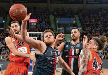  ??  ?? John Bryant (Mitte) besiegte sein Ex Team Ratiopharm Ulm mit 33 Punkten und 13 Rebounds nahezu im Alleingang. Luka Babic (links) und Isaac Fotu (rechts) konnten nur zuschauen. - - - - - -