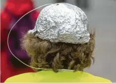  ?? Foto: Boris Roessler, dpa ?? Eine Frau trägt einen Aluhut samt Stricknade­l bei einer Demonstrat­ion in Frankfurt am Main.