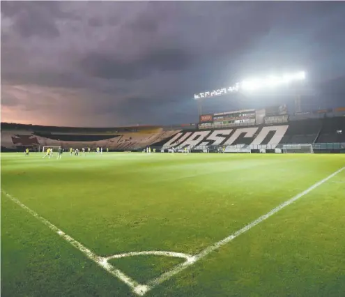  ?? RAFAEL RIBEIRO/VASCO ?? Com o palco iluminado, o Vasco treinou ontem em São Januário para testar a novidade