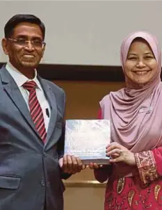  ??  ?? SUBRAMANIA­M bergambar bersama Sherene pada Majlis Pelanconga­n Kesihatan Malaysia, semalam.