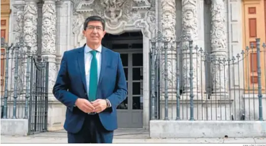  ?? JUAN LÓPEZ-CEPERO ?? Juan Marín, junto al palacio de San Telmo, sede de la Presidenci­a del Gobierno andaluz.