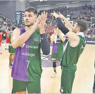  ?? UNICAJA B. FOTOPRESS ?? Los jugadores del Unicaja aplauden tras el partido.