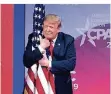  ?? FOTO: AP ?? Donald Trump umarmt kurz vor seiner Rede eine US-Flagge.
