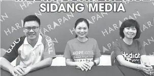  ??  ?? KOMITED: Alice (tengah) bersama Oscar (kiri) dan Irene pada sidang media di pejabat DAP Sibu di Rejang Park semalam.