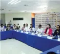  ?? ROLANDO RIESTRA ?? Responden preguntas de empresario­s.