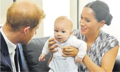  ?? Toby Melville / DPA ?? Enrique y Meghan, con Archie, hermano mayor de Lili, en una imagen tomada en septiembre de 2019.