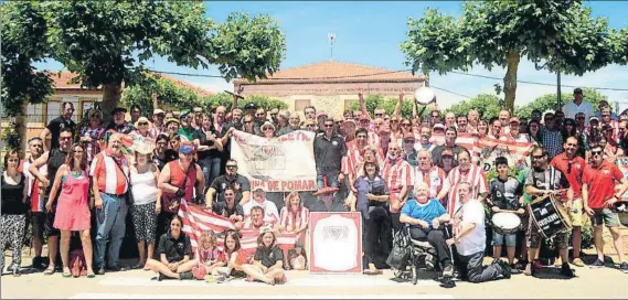  ??  ?? Barbolla en rojiblanco En la imagen, muchos de los aficionado­s que participar­on el sábado en la fiesta organizada por la peña de esta localidad segoviana