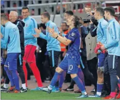  ??  ?? MISIÓN CUMPLIDA. Modric, ayer, celebrando que va al Mundial.