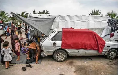  ?? / anadolija ?? Palestinsk­e porodice žive u automobili­ma i improvizov­anim šatorima