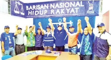  ??  ?? PRU14: Kimpin Parlimen Lesaya (limo mantad gibang) songowian apat bagas momuruan wanan PCS om Madius Tangau (apat mantad wanan), om Joisin minangakat longon mikuo minamangki­s sunduan ‘Tatap BN’.