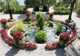  ??  ?? formal: The Italians love geometric design as this lily pond illustrate­s