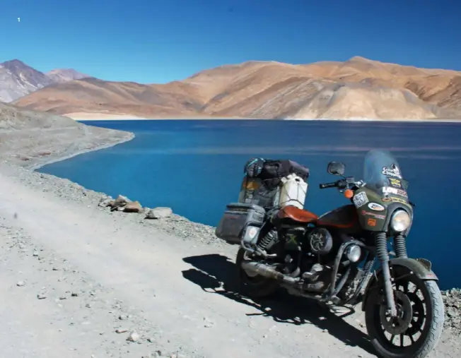  ??  ?? 1. Il Pangong Tso, in Ladakh, al confine con il Tibet. Per raggiunger­e il lago si segue una strada che arriva a 4.100 metri attraversa­ndo un deserto d'altura.
2. La statua del Buddha assiso a Diskit, nella Nubra Valley. 3. Un ufficiale
dell'esercito...