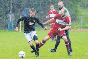  ?? FOTO: BERND MUELLER ?? Der SV Kolbingen (schwarze Trikots) muss sich der SG Böhringen/Dietingen geschlagen geben.