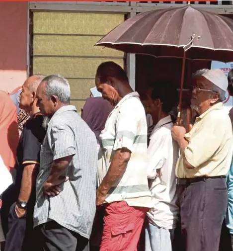  ?? FILE PIC ?? Voters queuing up during the 13th General Election in Kemaman in 2013. Umno is expected to go for the 121 seats it contested in GE13.