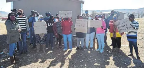  ?? Picture: ANDISA BONANI ?? LAND SAGA: Komani residents wait near Nkwanca informal settlement­s for EMLM mayor Luleka Gubula to speak to them about their concerns over access to land for housing