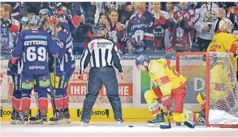  ?? FOTO: HÄFFNER ?? Der Düsseldorf­er Kalle Ridderwall (rechts) trauert nach dem Treffer zum 0:1.